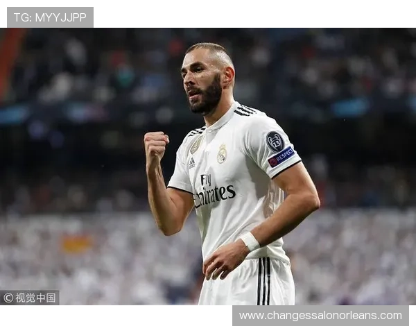 本泽马战术角色与自主进攻能力解析:是否依赖体系?